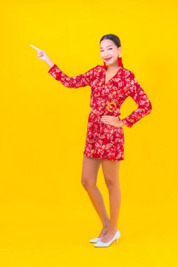 Güzel bir Asyalı kadının portresi Çin 'in yeni yıl konseptinde gülümsüyor. Renkli arka plan üzerine.