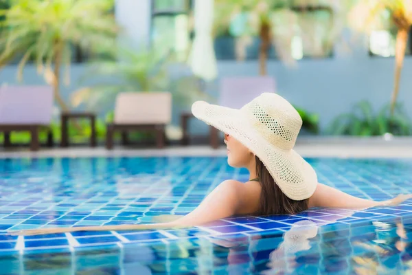 Retrato Hermosa Joven Mujer Asiática Relajarse Alrededor Piscina Complejo Hotelero — Foto de Stock