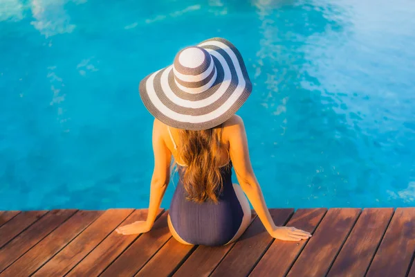 Retrato Hermosa Joven Mujer Asiática Relajarse Alrededor Piscina Complejo Hotelero — Foto de Stock