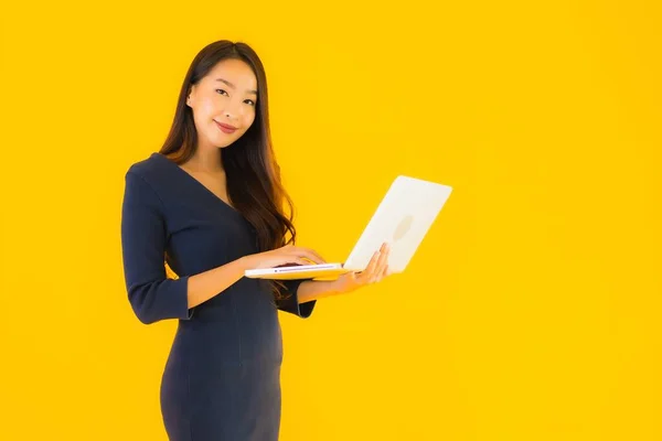 Portret Mooie Jonge Aziatische Vrouw Met Laptop Computer Geel Geïsoleerde — Stockfoto