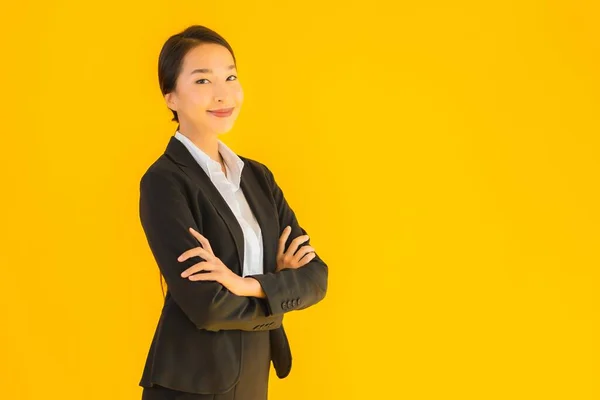 Güzel Portre Genç Kadını Asyalı Mutlu Gülücük Sarı Izole Arka — Stok fotoğraf
