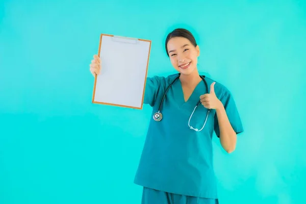 Πορτρέτο Όμορφη Νεαρή Ασιάτισσα Γιατρός Γυναίκα Άδειο Πίνακα Χαρτί Για — Φωτογραφία Αρχείου