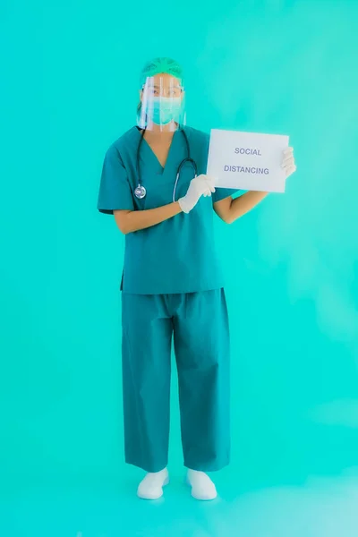 Porträt Schöne Junge Asiatische Ärztin Trägt Maske Zeigen Social Distanzierung — Stockfoto