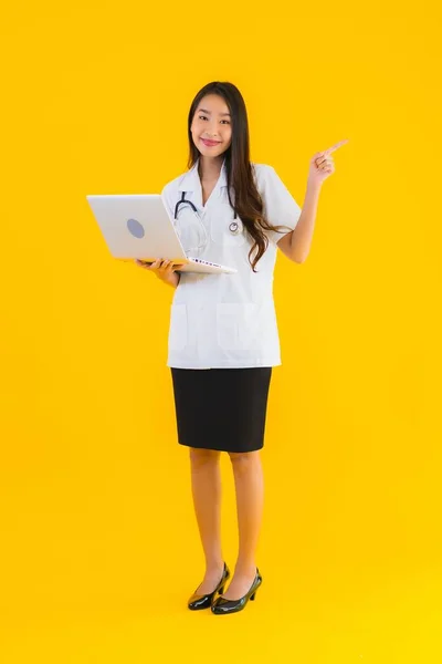 Retrato Hermosa Joven Asiático Médico Mujer Uso Notebook Portátil Amarillo — Foto de Stock