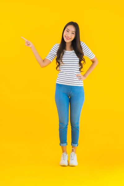 Portret Mooie Jonge Aziatische Vrouw Glimlach Blij Met Actie Geel — Stockfoto