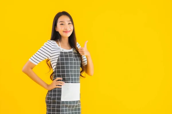 Portret Mooie Jonge Aziatische Vrouw Met Schort Glimlach Gelukkig Geel — Stockfoto