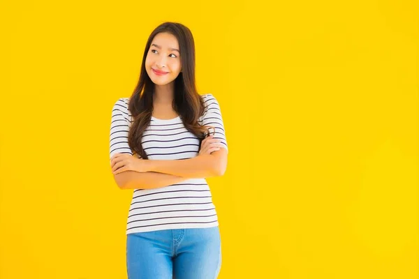 Porträtt Vacker Ung Asiatisk Kvinna Leende Glad Med Åtgärder Gul — Stockfoto