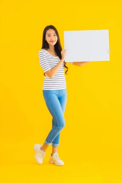 Πορτρέτο Όμορφη Νεαρή Ασιατική Γυναίκα Δείχνουν Άδειο Λευκό Πινακίδα Κίτρινο — Φωτογραφία Αρχείου