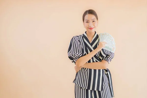 Portret Mooie Jonge Aziatische Vrouw Met Geld Geld Bruine Achtergrond — Stockfoto