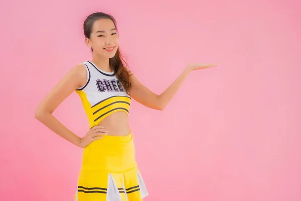 Porträt Schöne Junge Asiatische Frau Cheerleader Auf Rosa Isolierten Hintergrund — Stockfoto