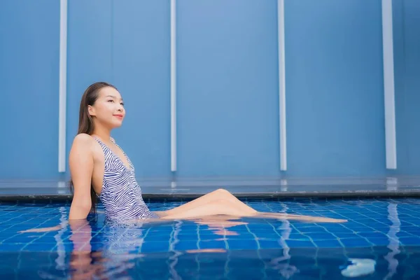 Retrato Hermosa Joven Mujer Asiática Relajarse Sonrisa Alrededor Piscina Aire — Foto de Stock