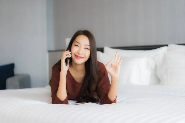 Retrato Hermosa Joven Mujer Asiática Uso Inteligente Teléfono Móvil Cama — Foto de Stock