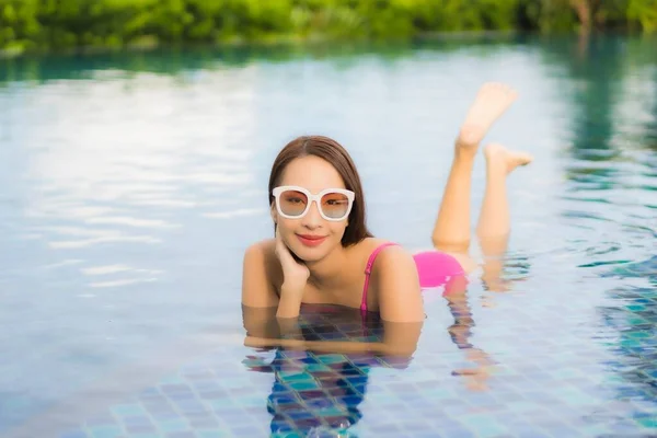 Portrait Beautiful Young Asian Woman Relax Enjoy Outdoor Swimming Pool — Stock Photo, Image