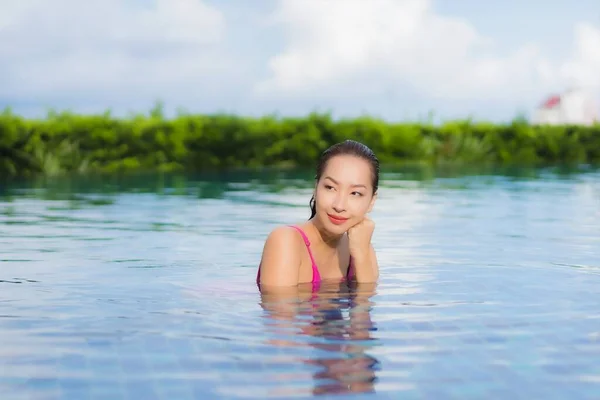 Портрет Красивая Молодая Азиатская Женщина Расслабиться Насладиться Вокруг Открытый Бассейн — стоковое фото