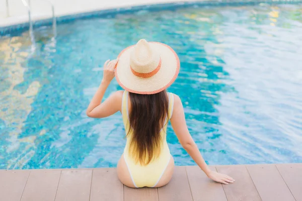 Retrato Bonito Jovem Asiático Mulher Relaxar Sorriso Lazer Redor Piscina — Fotografia de Stock