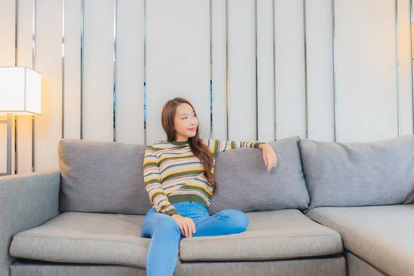 Retrato Hermosa Joven Asiática Mujer Sentarse Sonrisa Relajarse Sofá Sala —  Fotos de Stock