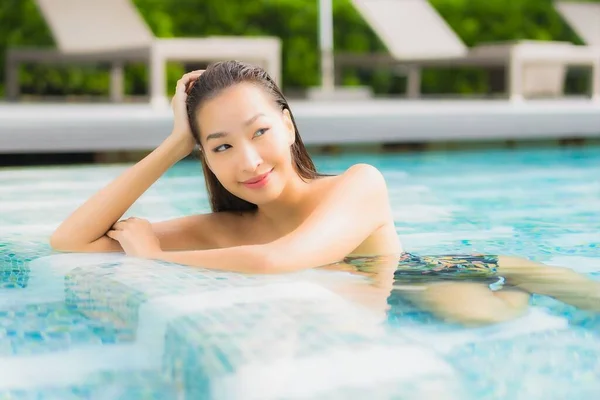 아름다운 휴가를 즐기기 리조트 수영장에서 미소짓는다 — 스톡 사진