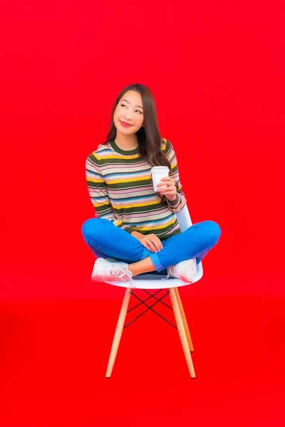 Portret Mooie Jonge Aziatische Vrouw Met Koffie Kopje Rood Geïsoleerde — Stockfoto