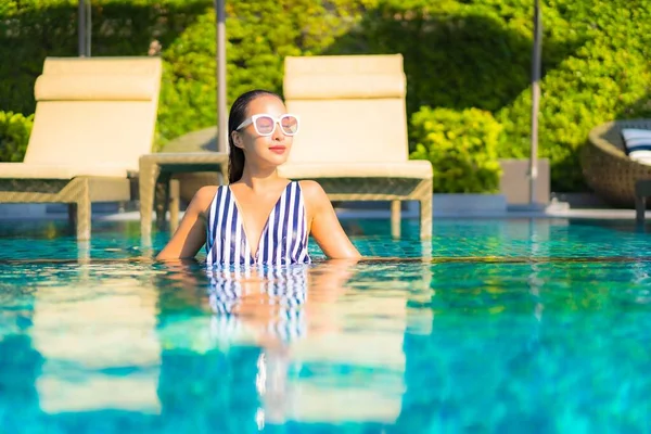 Portrait Beautiful Young Asian Woman Relax Smile Leisure Vacation Swimming — Stock Photo, Image