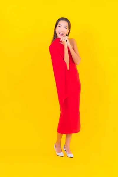 Portret Mooie Jonge Aziatische Vrouw Glimlach Met Actie Geel Geïsoleerde — Stockfoto