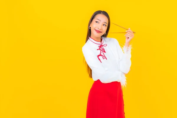 Portrét Krásná Mladá Asijská Žena Hůlkou Připraven Jídlu Žlutém Pozadí — Stock fotografie