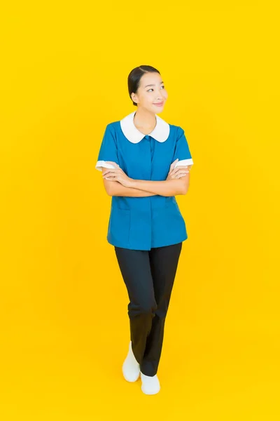Güzel Bir Asyalı Kadın Portresi Sarı Arka Planda Hareketli Bir — Stok fotoğraf