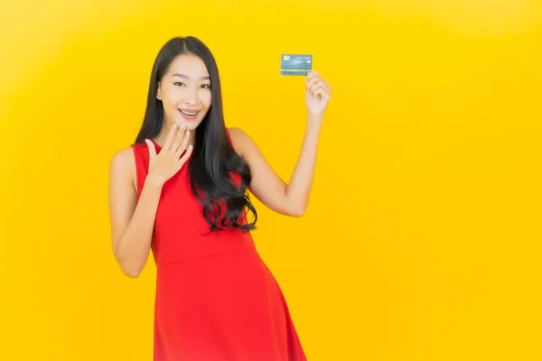 Portré Gyönyörű Fiatal Ázsiai Mosoly Hitelkártyával Sárga Színű Háttér — Stock Fotó