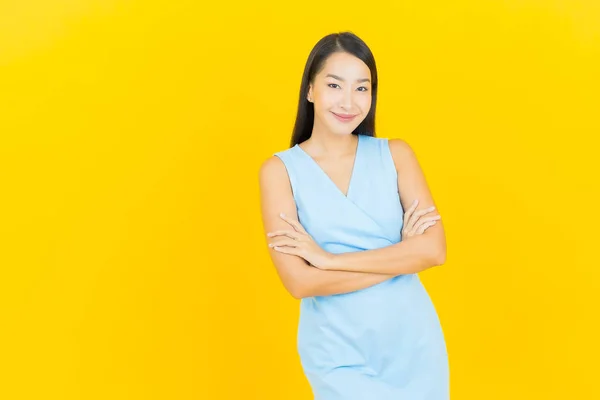 Portret Mooie Jonge Aziatische Vrouw Glimlach Met Actie Gele Kleur — Stockfoto