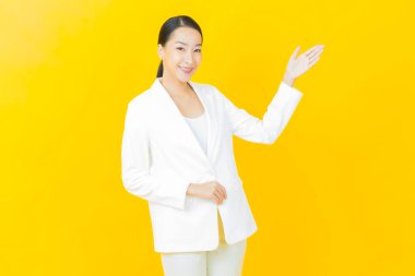 Portre güzel Asyalı kadın gülümsüyor. Renkli arka planda hareket var.