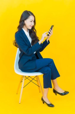 Portre güzel Asyalı kadın gülümsüyor. Renkli arka planda hareket var.