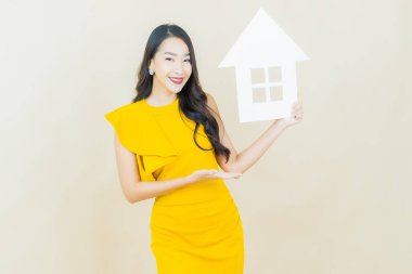 Ev ya da kağıt tabelalı güzel Asyalı kadın portresi