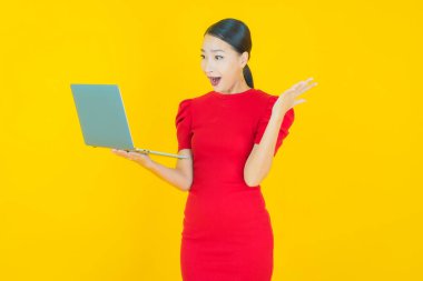 Asyalı güzel bir kadının portresi bilgisayarla izole edilmiş arka planda gülümsüyor.