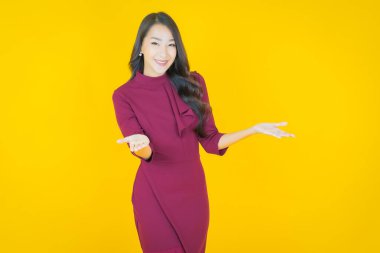 Portre güzel Asyalı kadın gülümsüyor. Renkli arka planda hareket var.