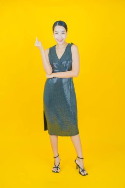 Portre güzel Asyalı kadın gülümsüyor. Renkli arka planda hareket var.