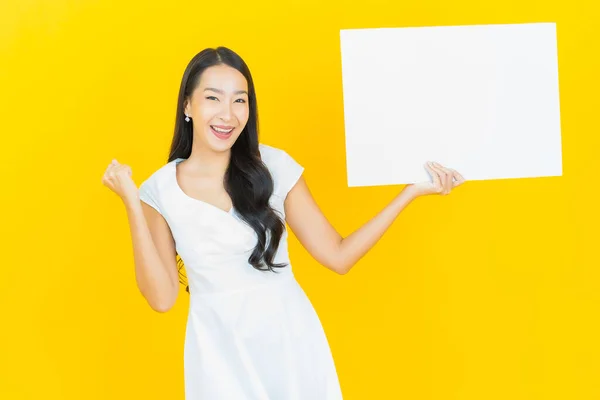 Portret Mooie Jonge Aziatische Vrouw Met Lege Witte Billboard Gele — Stockfoto