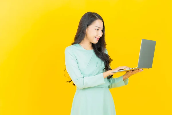 Portret Piękna Młoda Azjatycka Kobieta Uśmiech Laptopa Komputera Odizolowanym Tle — Zdjęcie stockowe