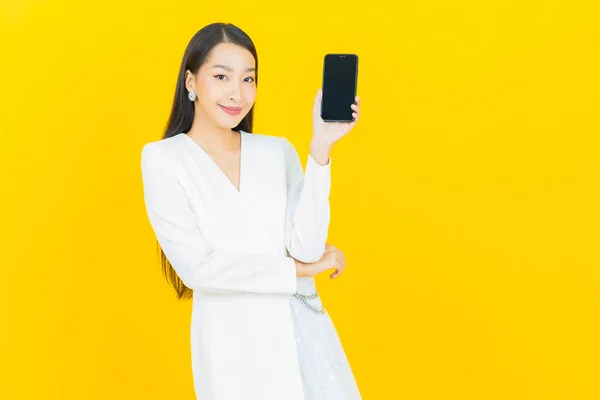 Retrato Bonito Jovem Asiático Mulher Sorriso Com Telefone Celular Inteligente — Fotografia de Stock