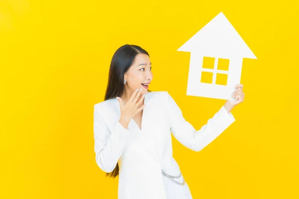 Retrato Hermosa Joven Mujer Asiática Con Casa Casa Cartel Papel —  Fotos de Stock