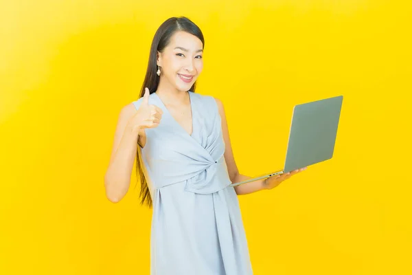 Retrato Bonito Jovem Asiático Mulher Sorriso Com Computador Laptop Isolado — Fotografia de Stock