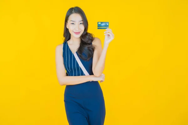 Retrato Bonito Jovem Asiático Mulher Sorriso Com Cartão Crédito Sobre — Fotografia de Stock