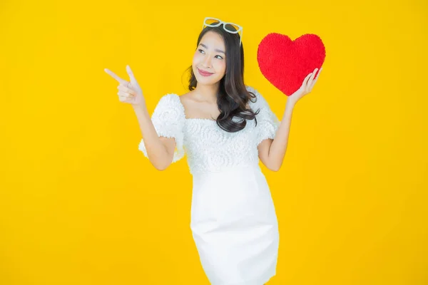 Retrato Hermosa Joven Asiática Mujer Sonrisa Con Corazón Almohada Forma — Foto de Stock