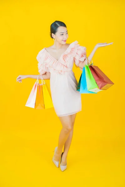 Portre Güzel Asyalı Kadın Tebessümü Ile Renk Arka Planında Alışveriş — Stok fotoğraf