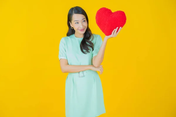 Retrato Bonito Jovem Asiático Mulher Sorriso Com Coração Travesseiro Forma — Fotografia de Stock