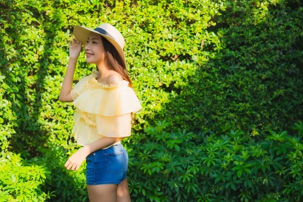 Porträt Junge Asiatische Frau Glücklich Lächeln Entspannen Rund Natur Garten — Stockfoto