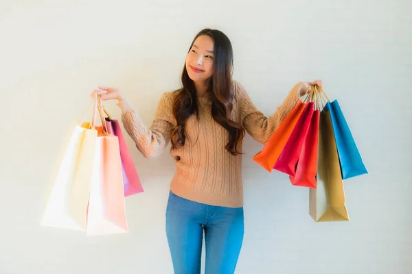 美しい若いアジアの女性の肖像ショッピングバッグやコーヒーカップで幸せな笑顔 — ストック写真