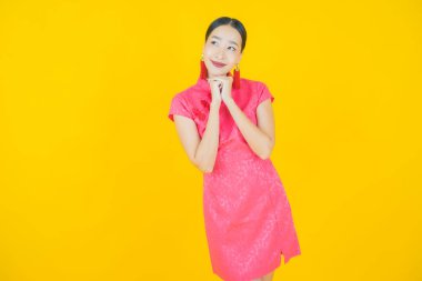 Portre güzel Asyalı kadın gülümsüyor. Renkli arka planda hareket var.