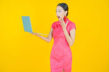 Asyalı güzel bir kadının portresi bilgisayarla izole edilmiş arka planda gülümsüyor.