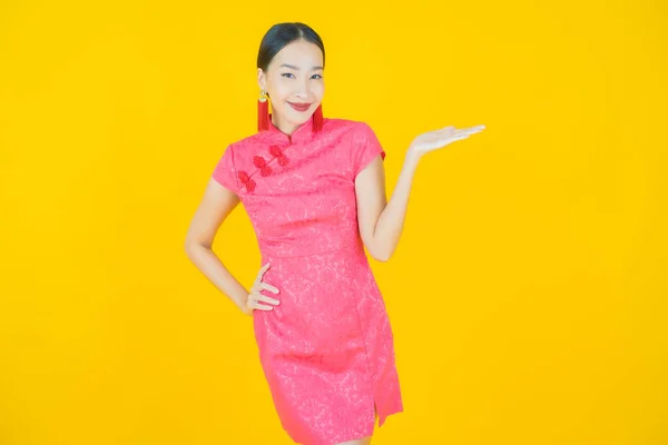 Portré Gyönyörű Fiatal Ázsiai Mosoly Akció Színes Háttér — Stock Fotó