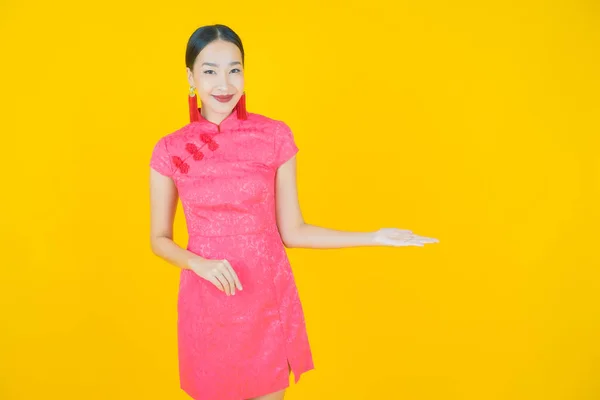 Retrato Hermosa Joven Asiática Mujer Sonrisa Con Acción Color Fondo —  Fotos de Stock