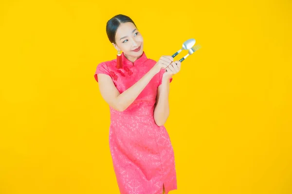 Портрет Красивая Молодая Азиатская Женщина Улыбается Ложкой Вилкой Цветном Фоне — стоковое фото